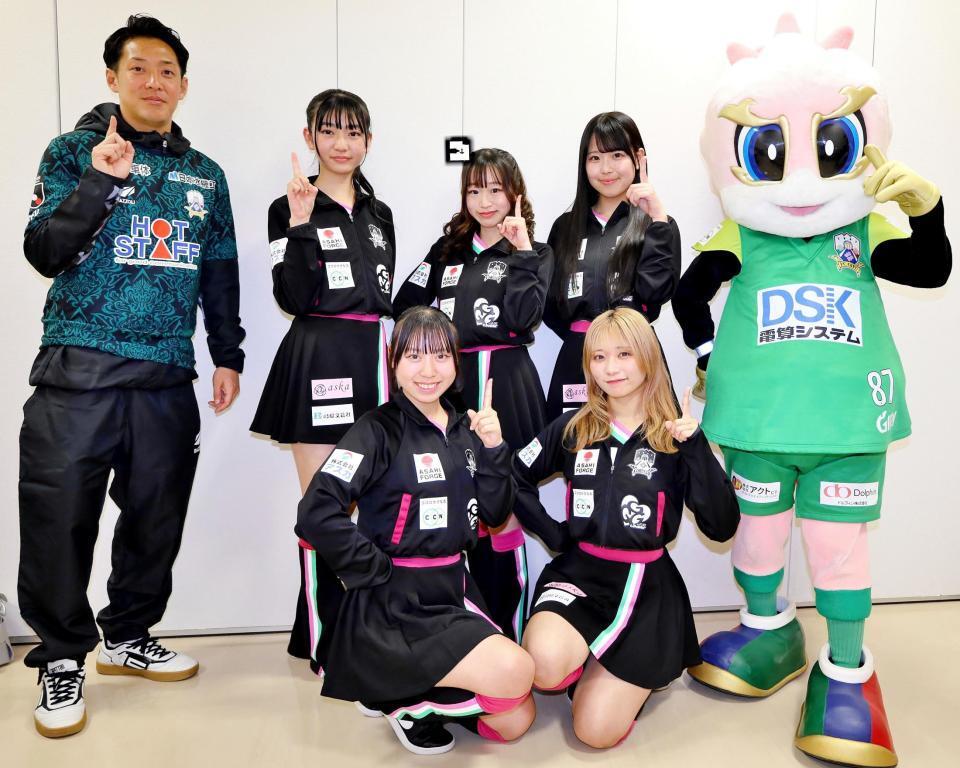 岐阜競輪に来場したＧＧＧたち（後列左から）庄司悦大さん、ＹＵＡ、ＨＯＮＯ、ＳＡＫＵＲＡ、ギッフィー（前列左から）ＲＩＫＯ、ＡＲＩＳＡ