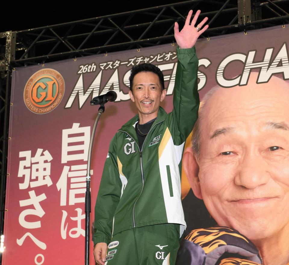 声援に応える森高一真＝桐生ボート（撮影・堀内翔）