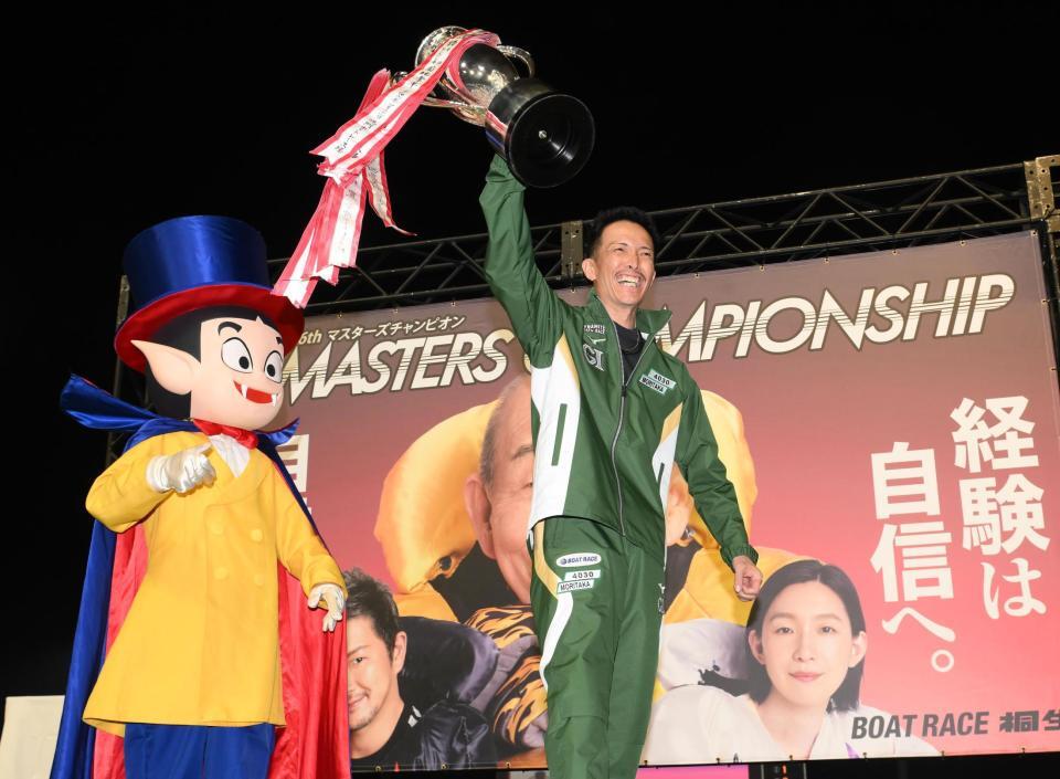 優勝杯を手に笑顔を見せる森高一真＝桐生ボート（撮影・堀内翔）
