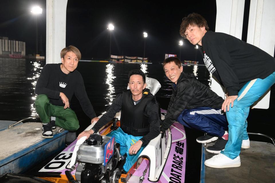 優勝を決めて祝福される森高一真（中央）。左から齊藤仁、（１人おいて）金田諭、市橋卓士＝桐生ボート（撮影・堀内翔）