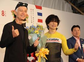 マーク・パンサー(左)と写真に納まる優勝した守沢太志(中央)