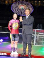 　プレゼンターの中田翔氏（右）と相合い傘に納まる佐藤水菜