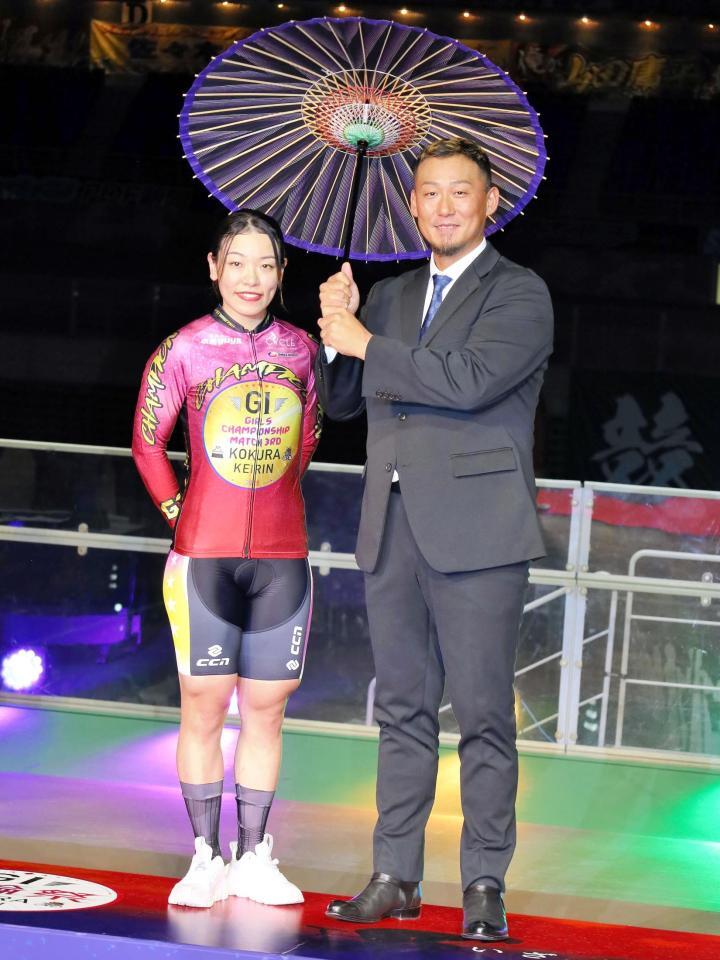 　プレゼンターの中田翔氏（右）と相合い傘に納まる佐藤水菜