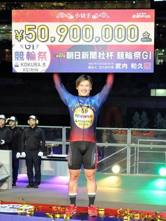 　Ｇ１初優勝で賞金ボードを高く掲げる阿部拓真