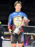 　優勝カップを手にした阿部拓真