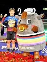 　小倉けいりんマスコットキャラクターのかねりん（右）に祝福される阿部拓真