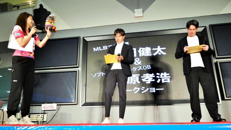 　小倉競輪でトークショー中の馬原孝浩氏（中央）と前田健太（右）