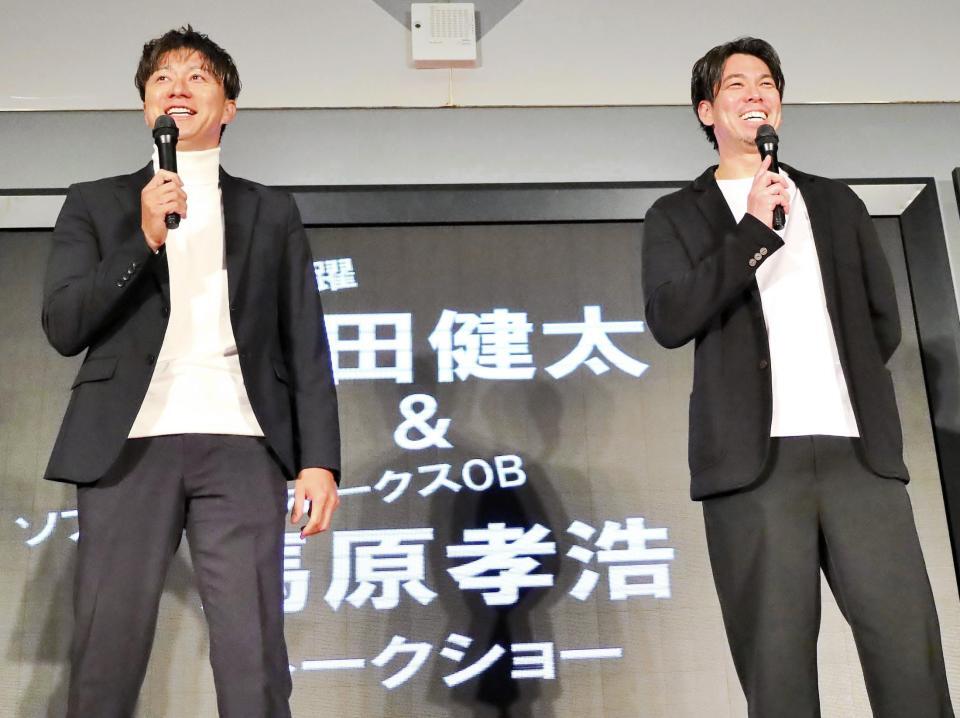 　小倉競輪でトークショー中の馬原孝浩氏（左）と前田健太