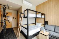 　バンクベッド（２段ベッド）を備えたホテルの客室