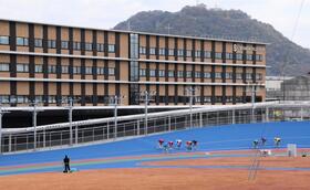 　新バンクで行われた走行デモンストレーション（バックの建物がせとうちサイクルステイズ広島宇品）