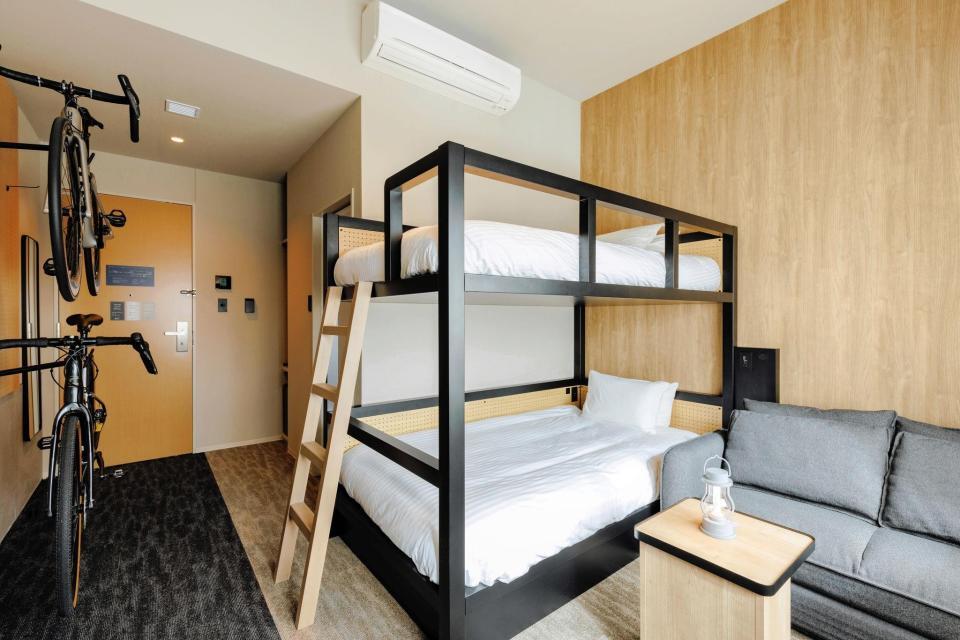 　バンクベッド（２段ベッド）を備えたホテルの客室