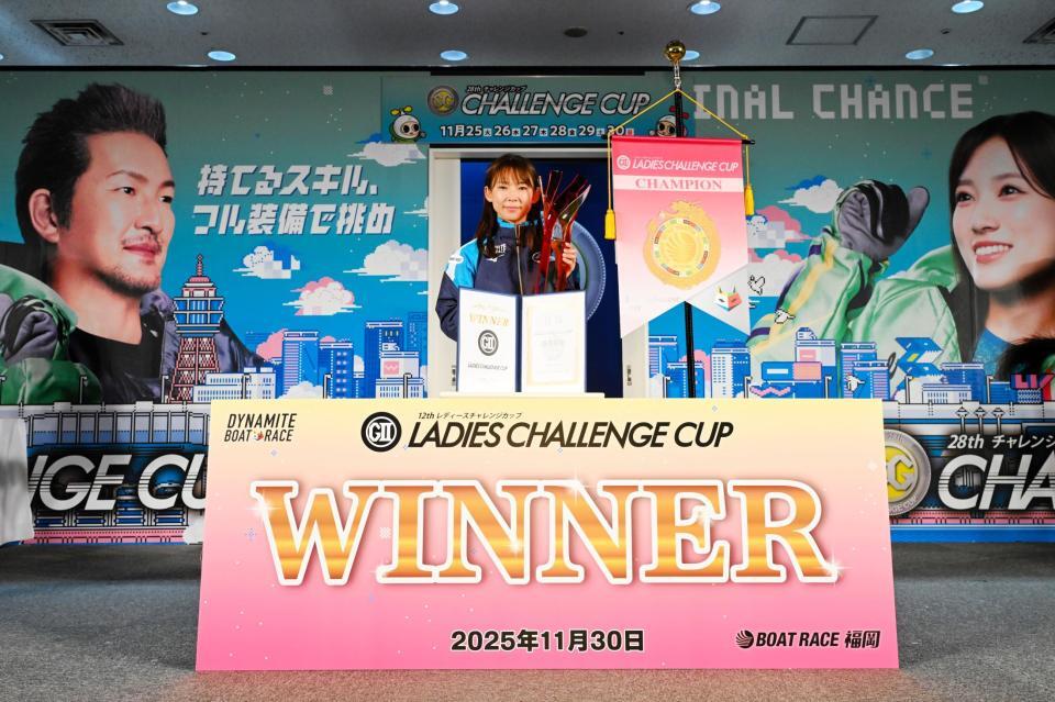 　優勝して表彰される守屋美穂