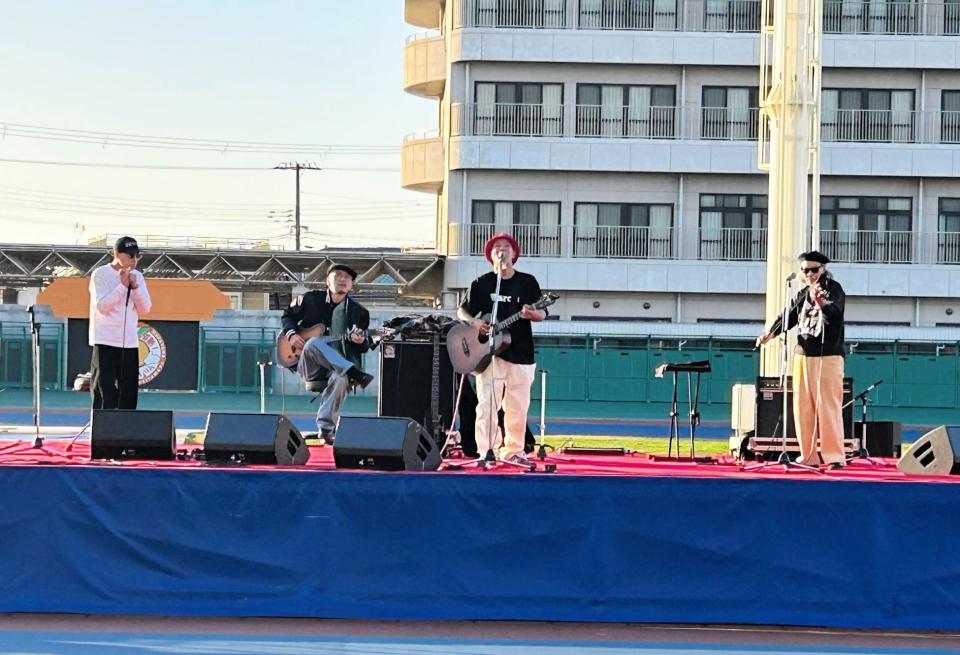 　和歌山競輪場で代表曲「アンマー」などを熱唱したかりゆし５８の前川真悟（右から２番目）  　