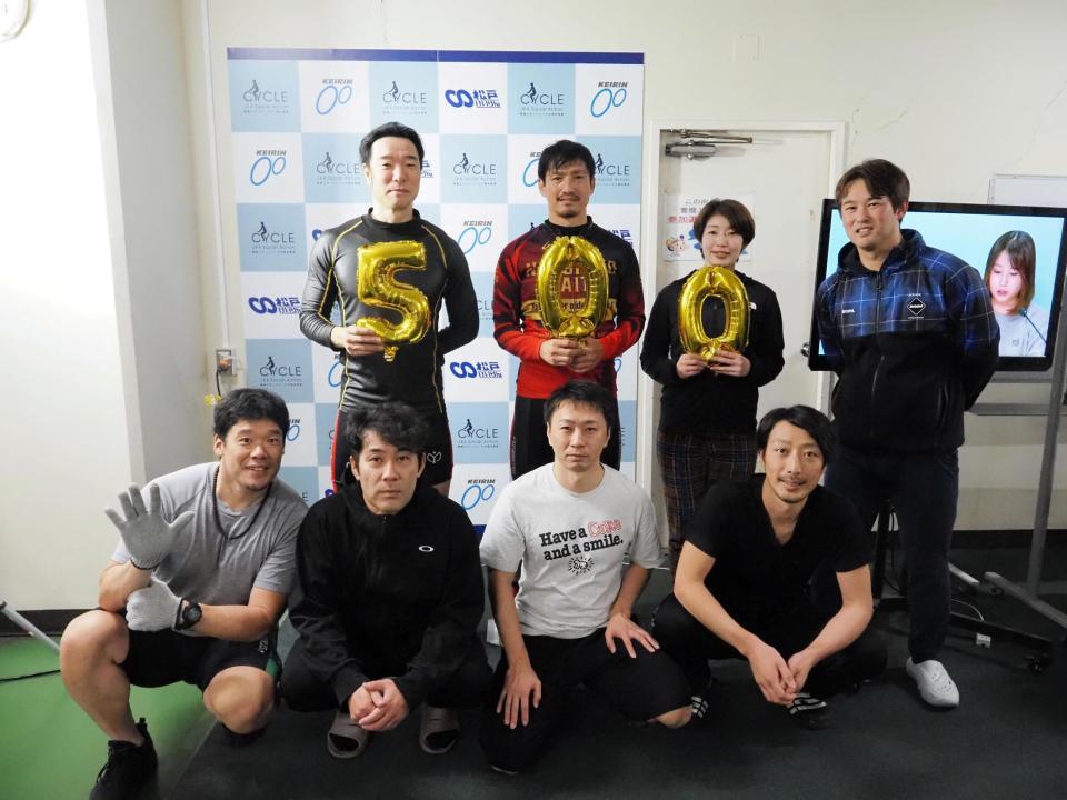 　通算５００勝を達成した海老根恵太（左上）と記念撮影の地元千葉勢。（下段左から）花田将司、河上陽一、田中勝仁、斎藤宗徳、（上段左から）海老根恵太、成清貴之、石井貴子、江本博明