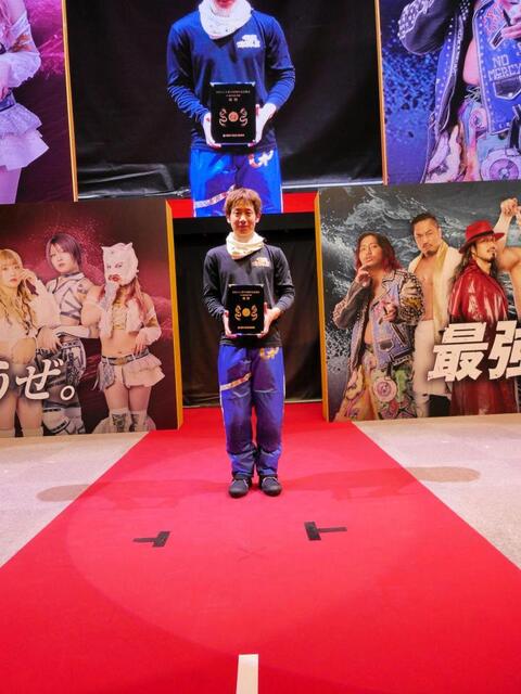 　純金50gが入った優勝盾を手にする関浩哉