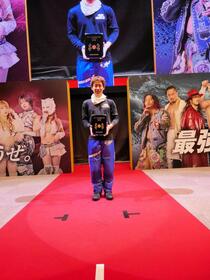 　純金50gが入った優勝盾を手にする関浩哉