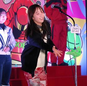 ジャンピー人形を投げ込む高憧四季