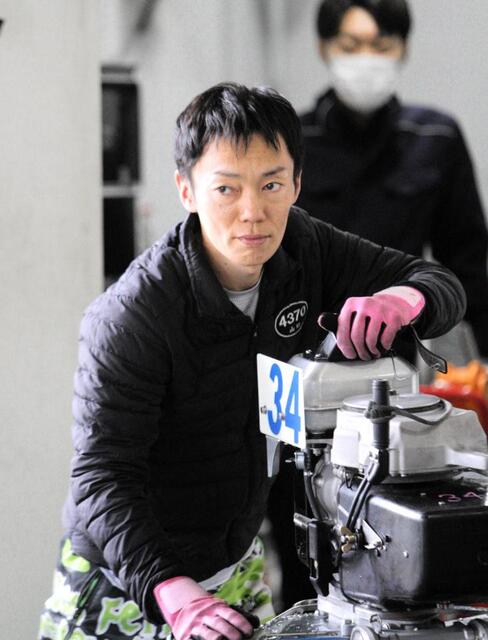 仕上がりの良さに満足顔の山口達也