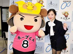 ホープ君（左）と記念撮影に臨んだ藤田かんなアナウンサー