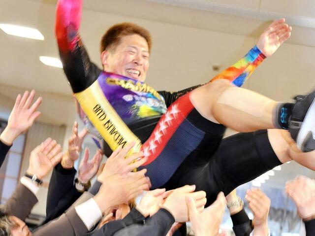ウィナーズカップを制して選手仲間から胴上げされる深谷知広