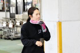 忙しくピットを走り回る山下友貴