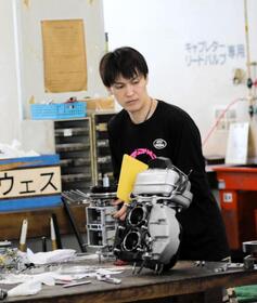 整備に集中している岡村仁