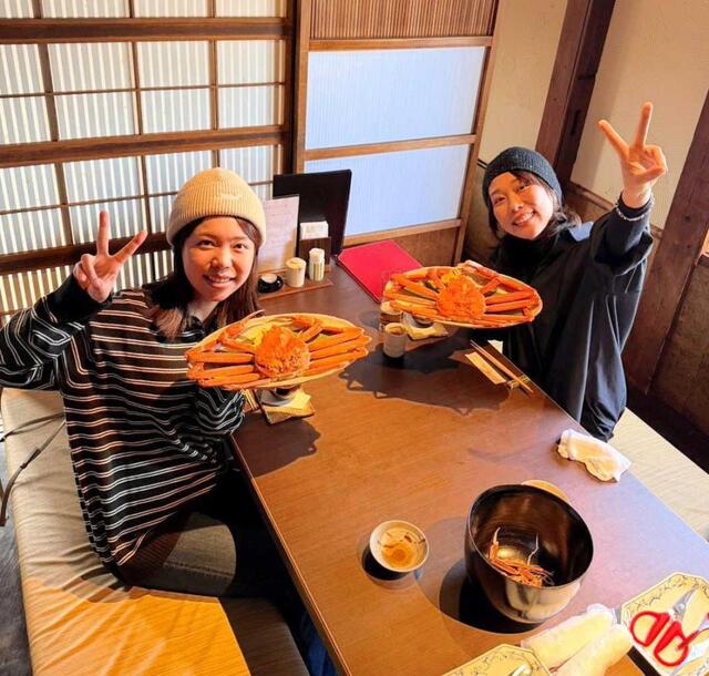 　カニを手にポーズの今井美亜（右）と坂野さくら