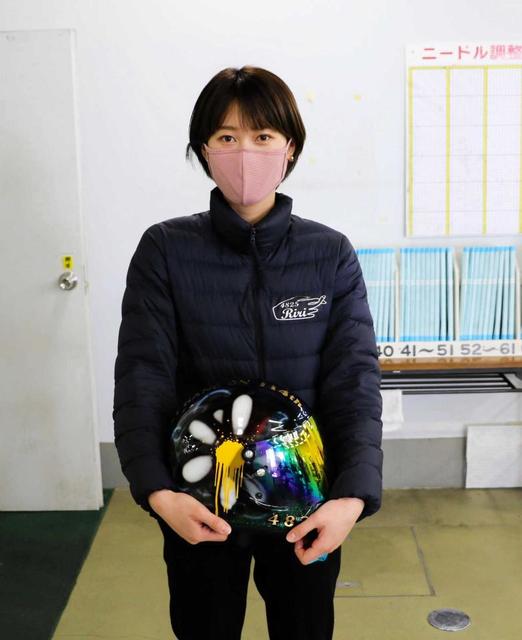 自作のヘルメットでレースに挑む倉持莉々