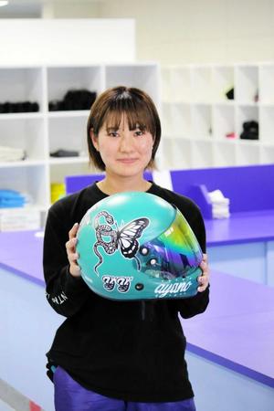 　お気に入りを集めたヘルメットで頑張る吉田彩乃