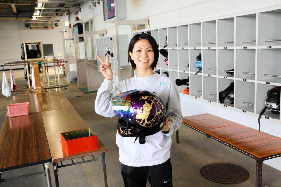 　ヘルメットを手に笑顔の飯塚響