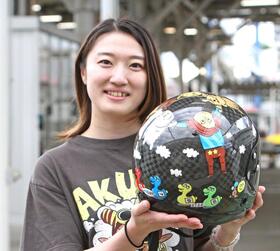 　自身と手をつなぐ愛犬とボートのアヒルや幸運の８（ハチ）のデザインが描かれている大豆生田蒼のヘルメット