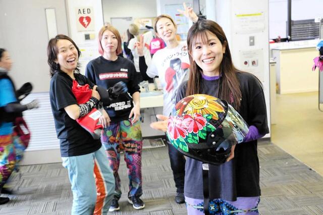 　自作の新デザインを手に笑顔の加藤奈月（後ろは左から今井、高田、原田）