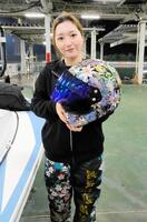 お気に入りの最新ヘルメットを手にする西橋奈未