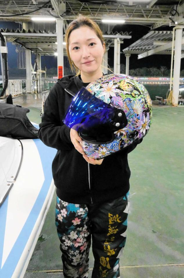 お気に入りの最新ヘルメットを手にする西橋奈未