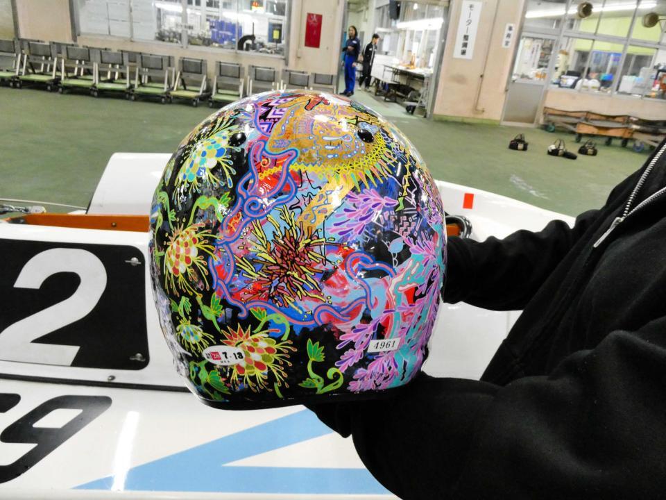 お気に入りの最新ヘルメットを手にする西橋奈未