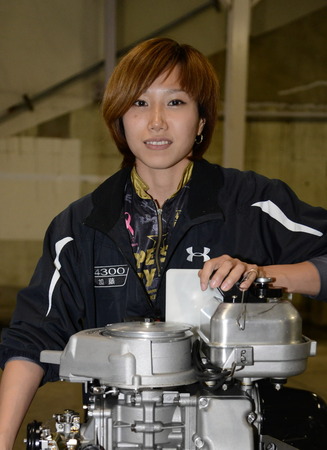 　美女レーサーとして記者間での人気も高い加藤綾