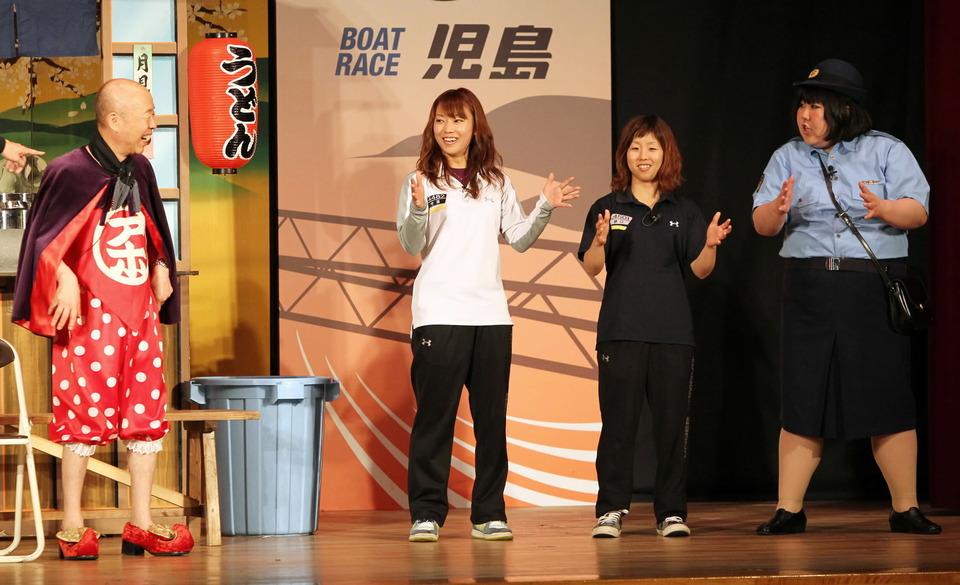 　６月１０日、児島ボートで行われた吉本新喜劇のイベントに参加した樋口由加里（右から２人目）。左から２人目は守屋美穂