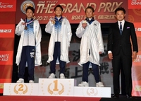 　グランプリ優勝戦表彰式でメダルを掲げる（左から）２位の井口佳典、優勝の桐生順平、３位の峰竜太、プレゼンターのソフトバンク内川聖一