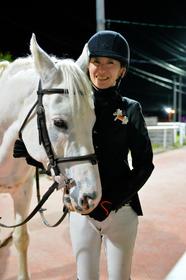 誘導馬騎手の斉藤涼子さんに甘えるテン太=門別競馬場(撮影・持木克友)