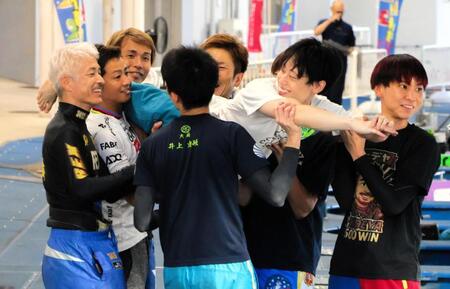 　笑顔あふれる水神祭の写真は、読者からの反響も一段と大きい