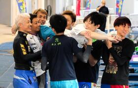 　笑顔あふれる水神祭の写真は、読者からの反響も一段と大きい