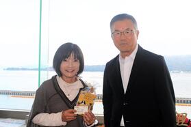 　宮島ボートのトークショーに出演した日高逸子さん（左）と激励に訪れた達川光男さん＝９日