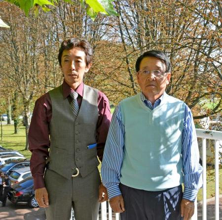 　抽選会場に姿を見せた北橋元調教師（右）と川田師