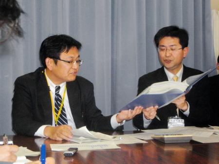 　会見で説明する神谷俊一・千葉市経済農政局長（左）と村杉浩・同局経済部経済企画課課長