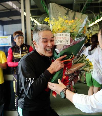 　レースを終えて花束を受け取り笑顔の本田晴美