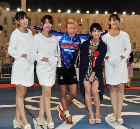 　優勝した近藤龍徳（中央）は表彰式でタレントの柳ゆり菜（右から２人目）らと記念撮影に納まる