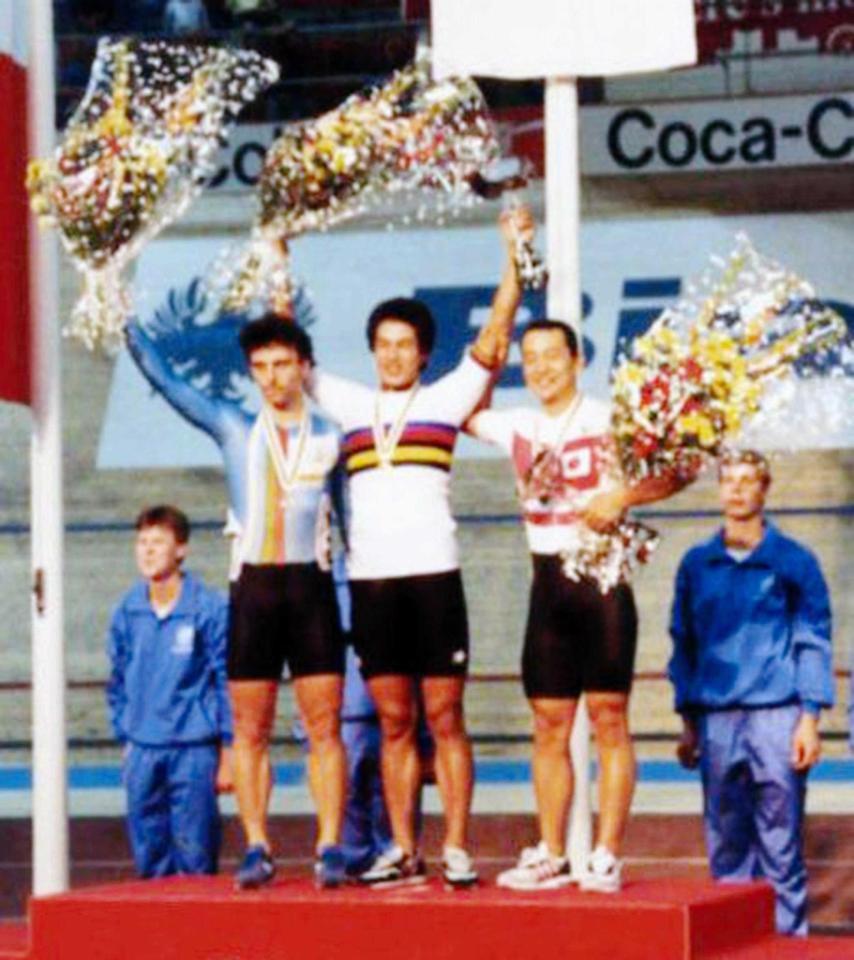 　１９８７年、世界選手権のケイリンで金メダルを獲得した本田晴美さん（中央。右は井上茂徳さん）