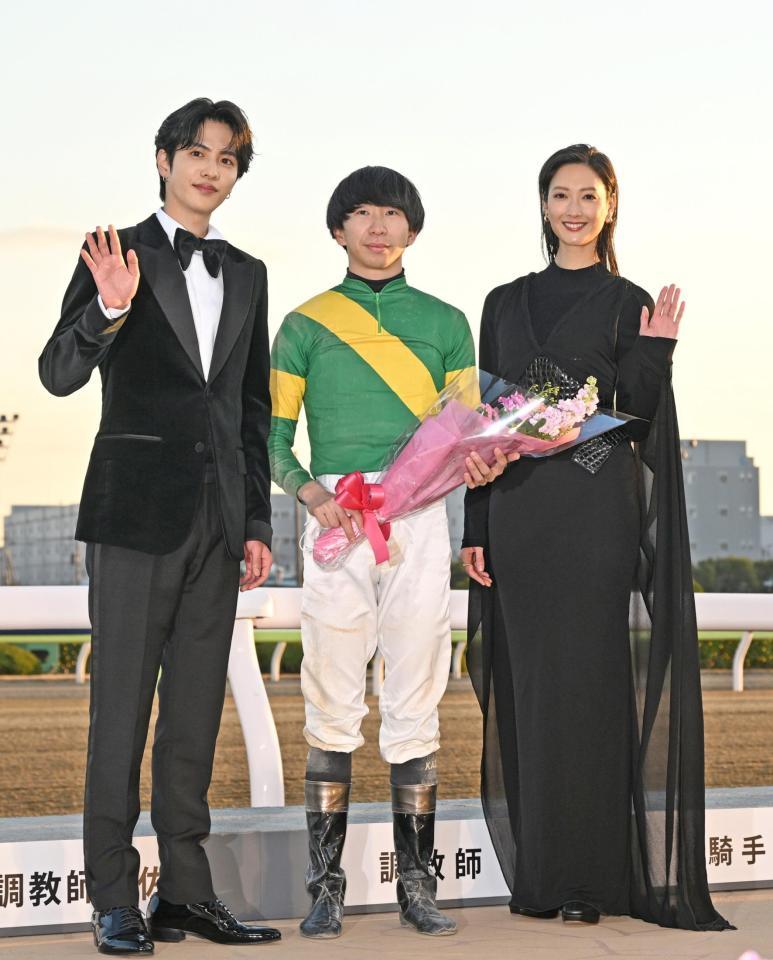 地方競馬】東京大賞典の表彰式に志尊淳＆菜々緒が登場 馬券的中の