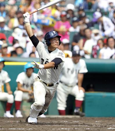 　４回、右中間へ２打席連続となる本塁打を放つ大阪桐蔭・森友（撮影・岡田育磨）