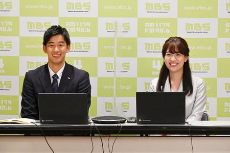 　リモート会見で笑顔を見せるＭＢＳ新人アナウンサーの川地洋平アナ（左）、山崎香佳アナ（写真提供：ＭＢＳ）